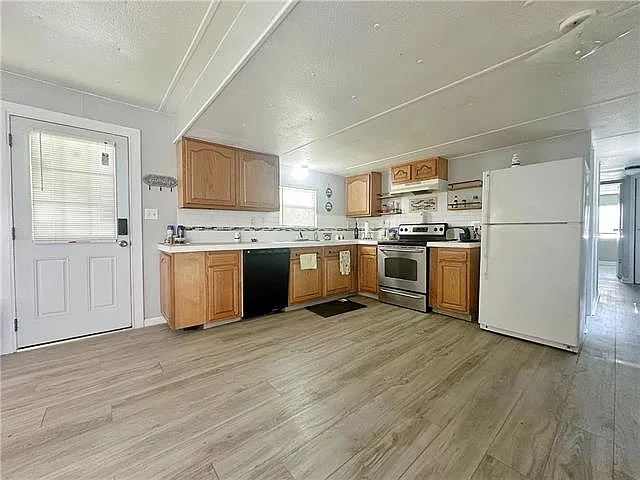 3 bed, 1.5 bath, 685 sqft, $1,350 — Photo 4