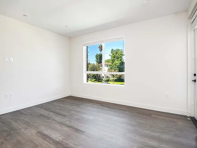 6120 Woodman Ave #101 — Photo 17