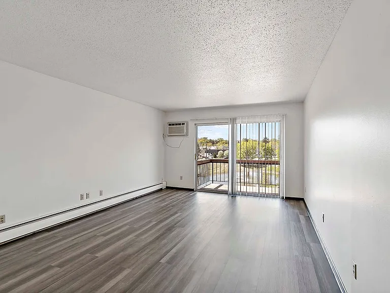 Winnetka Village Apts — Photo 16
