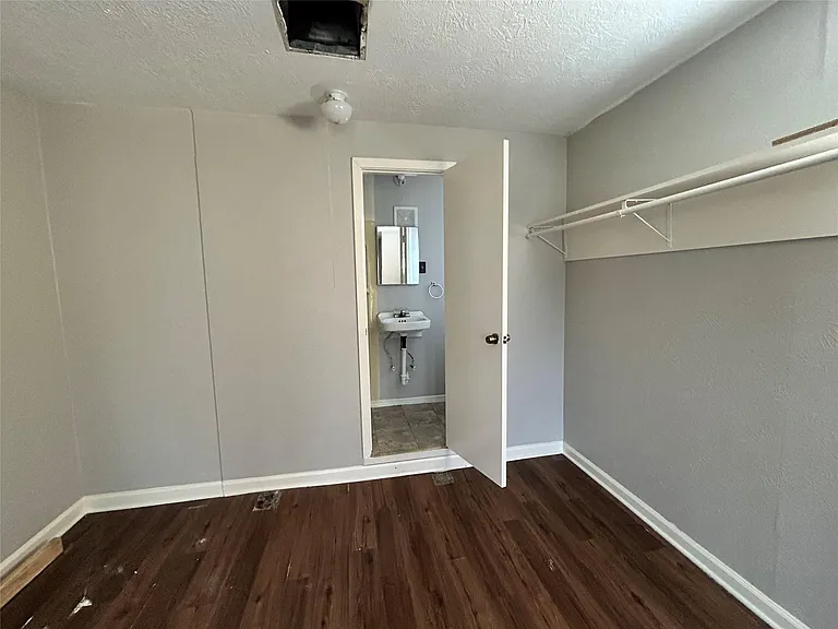 914 Elton St — Photo 6
