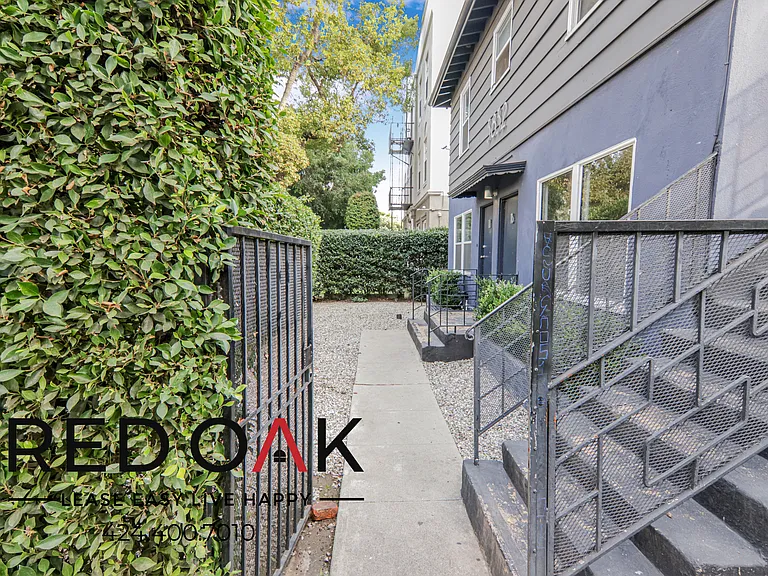 5832 Carlton Way #1B — Photo 4