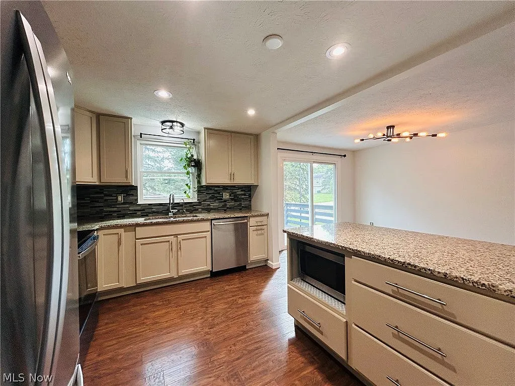 3 bed, 2.5 bath, $2,200 — Photo 4