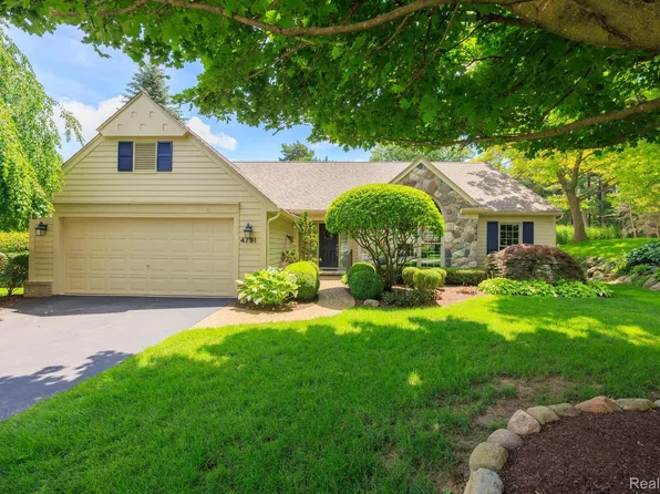 4791 Roundtree Dr, Brighton, MI 48116