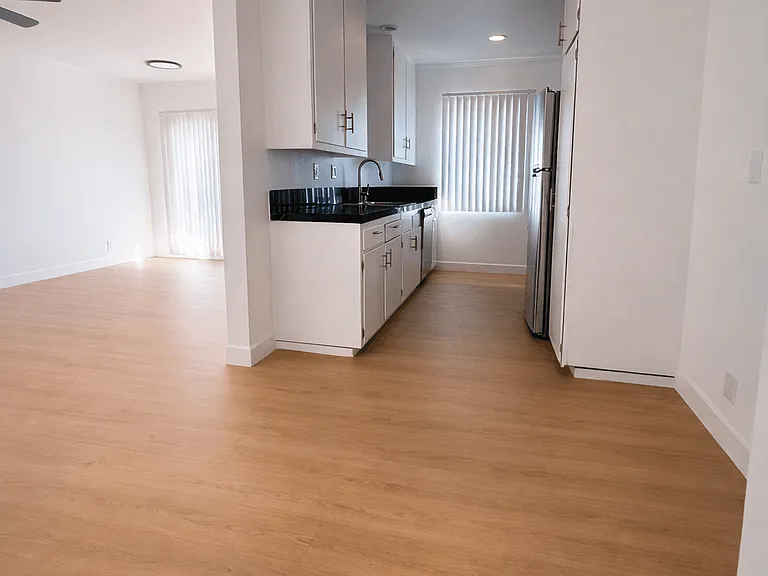 442 Newport Ave — Photo 3