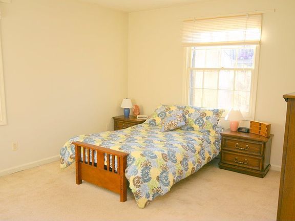 Bright Master Bedroom w/2 windows
