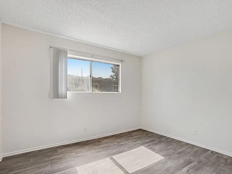 Windsor Arms Apartments — Photo 21