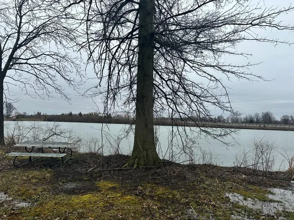 3720 W Lakeshore Dr, Port Clinton, OH 43452