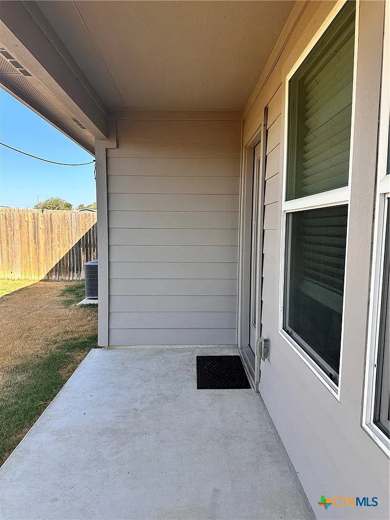3 bed, 2.0 bath, 1521 sqft, $1,800 — Photo 3