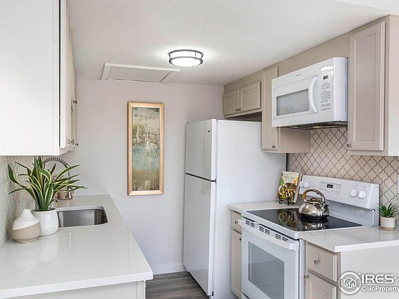 3rd image of 718 W Cleveland Cir