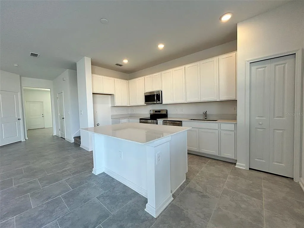 3 bed, 2.5 bath, 1689 sqft, $2,150 — Photo 2