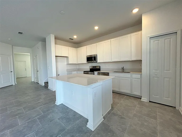 3019 Chantilly Dr — Photo 2