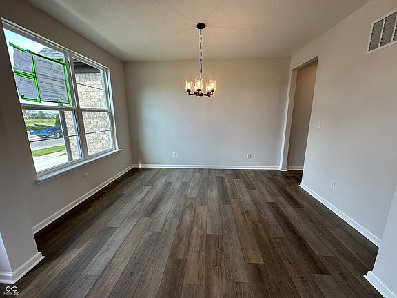 5th image of 114 Creststone Blvd