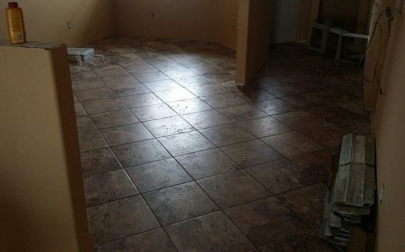 Gorgeous new ceramic tile
						:
						Eat in kitchen