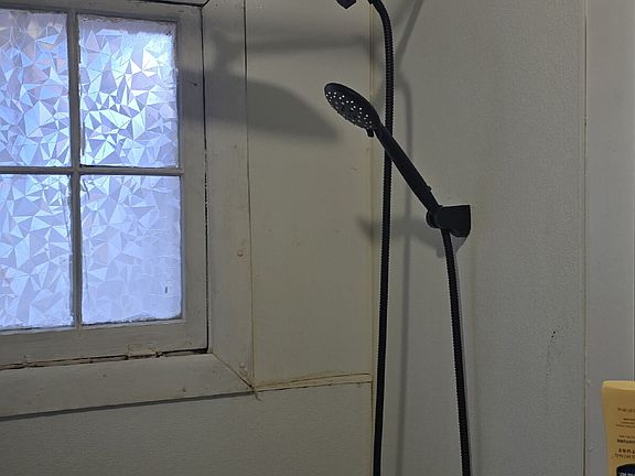 4th image of 391 Campbell St