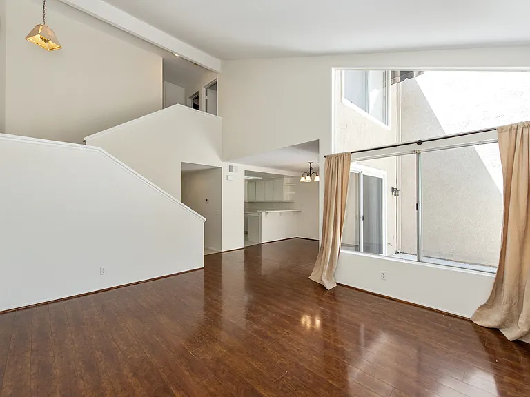 105 Stanford Ct — Photo 2
