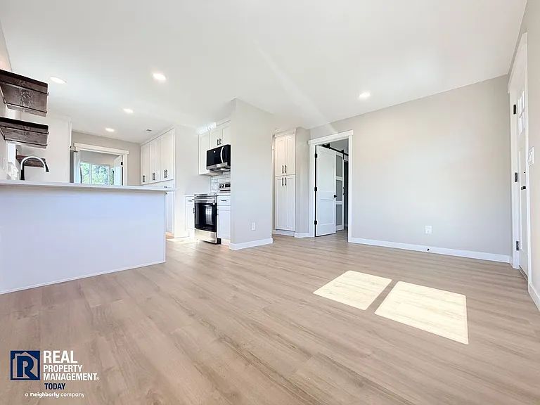 307 Bridge St SE — Photo 9
