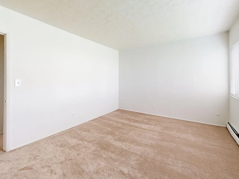 Kendall Manor Apartments — Photo 40