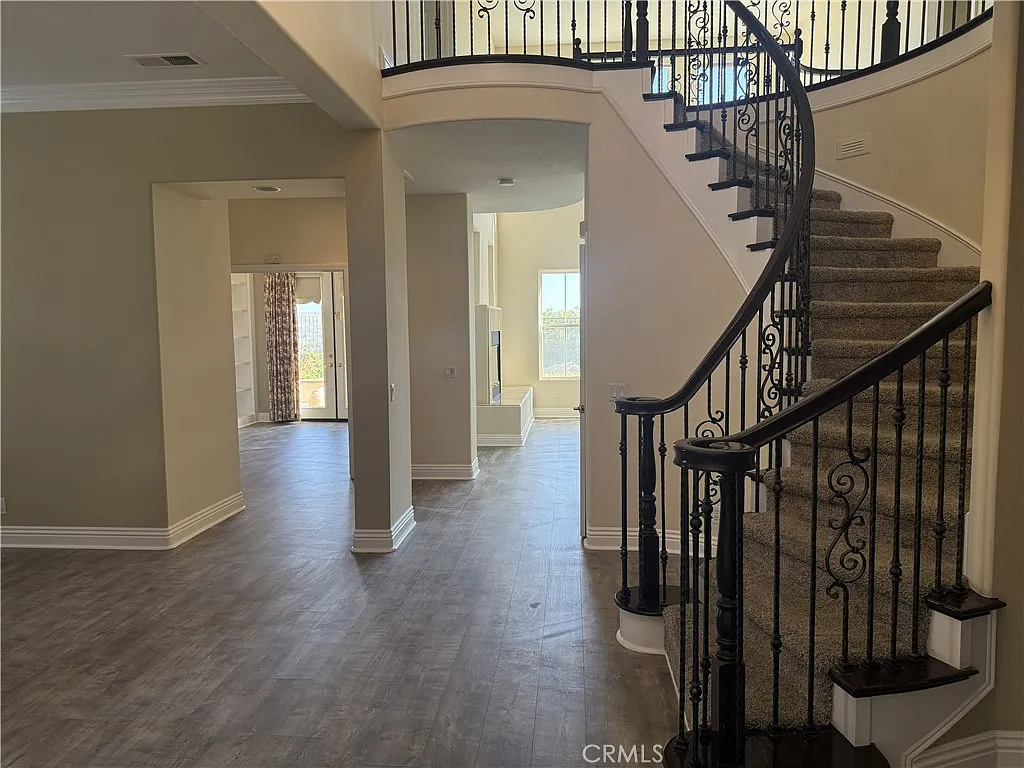 5 bed, 3219 sqft, $7,000 — Photo 2