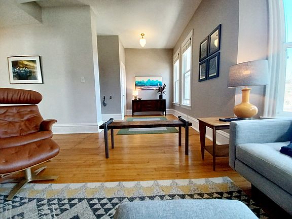 3rd image of 4542 N Greenview Ave #2