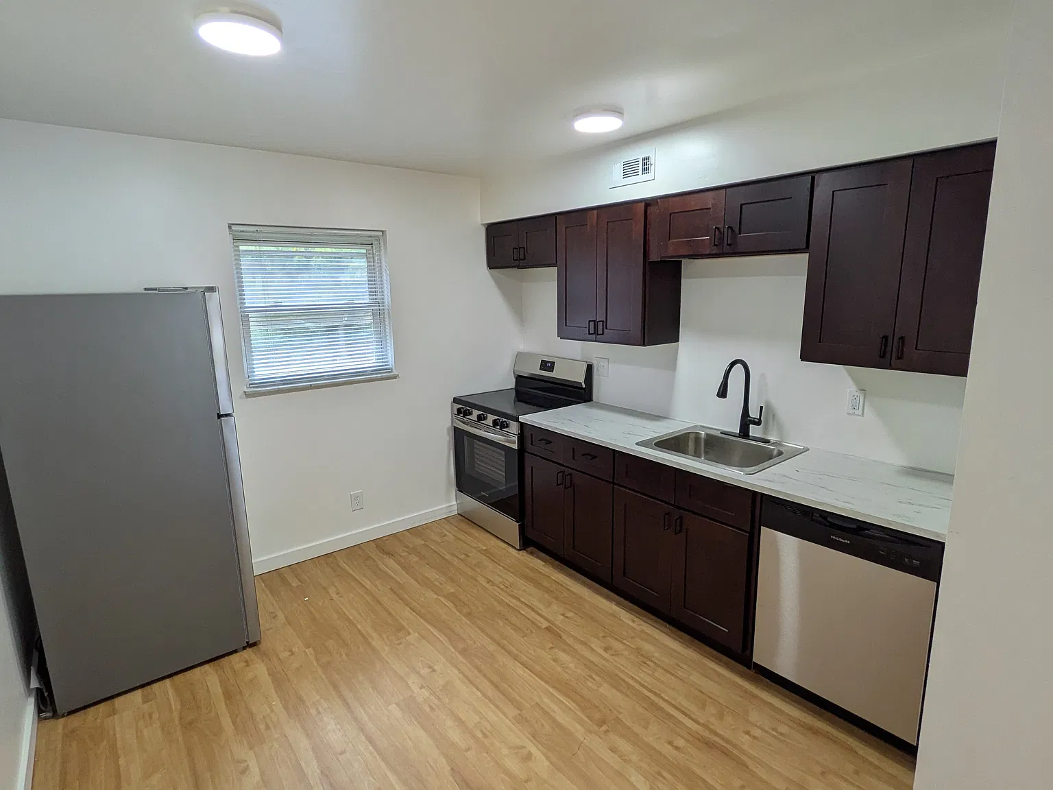 2 bed, 850 sqft, $1,095 — Photo 1