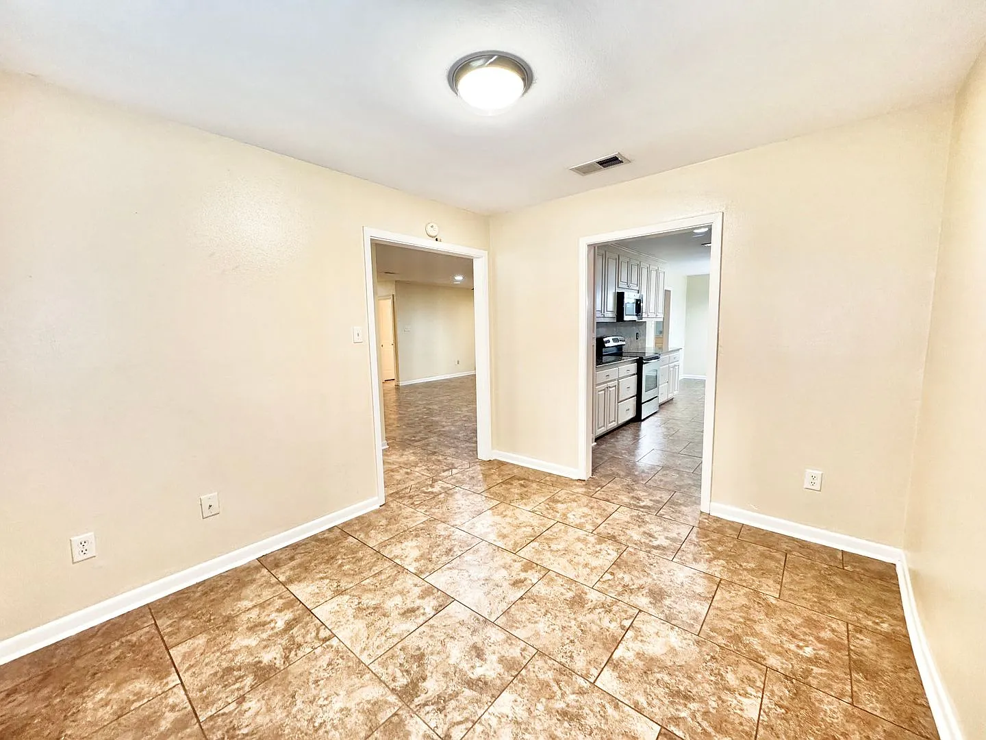 Beautiful 3 Bedroom Home in North Sherwood Estates — Photo 4