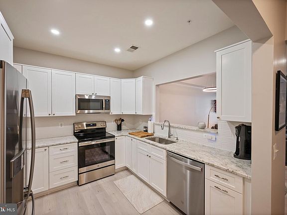 4th image of 7315 Maplecrest Rd Unit 205