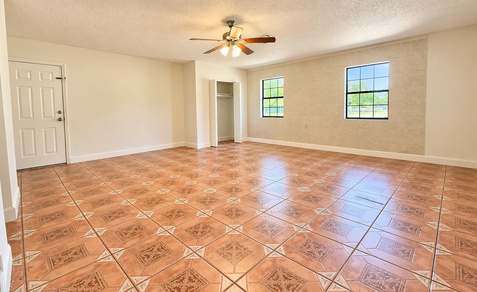 4 bed, 2055 sqft, $1,900 — Photo 4