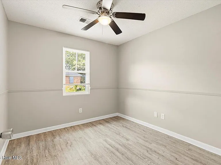 1910 Neptune Dr — Photo 17