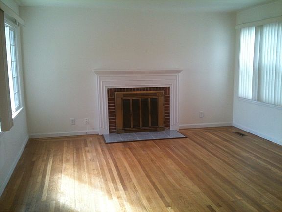 5th image of 1331 Hollyburne Ave
