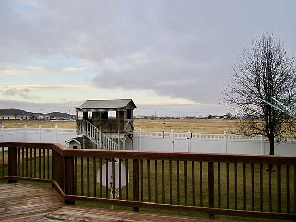4th image of 4030 Indianhead Dr