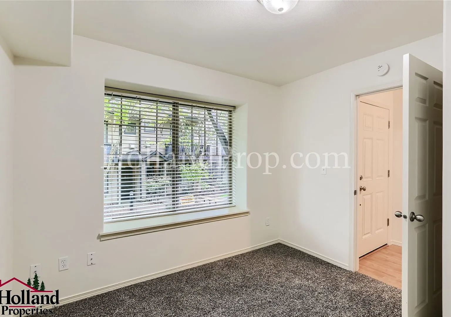 Modern 2-Bedroom Townhome with Garage & Private Deck — Photo 4