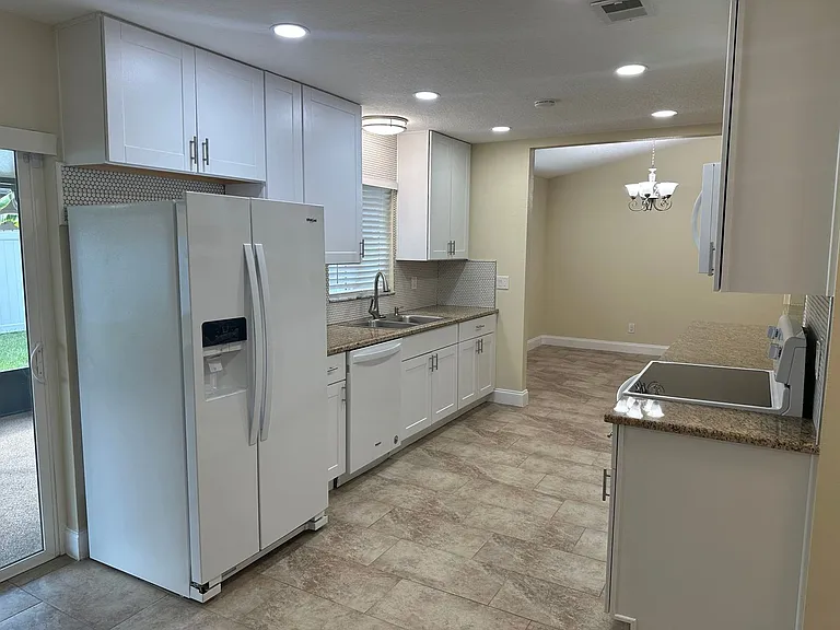 210 Foxwood Dr — Photo 10