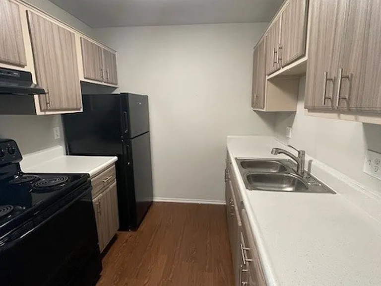 333 Marshall Apartments — Photo 7