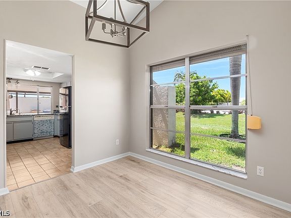 4th image of 9749 Maplecrest Cir