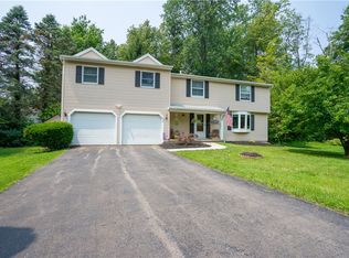 902 Copperkettle Rd, Webster, NY 14580