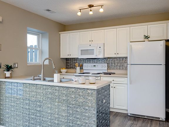 3rd image of 867 Camelot Ln