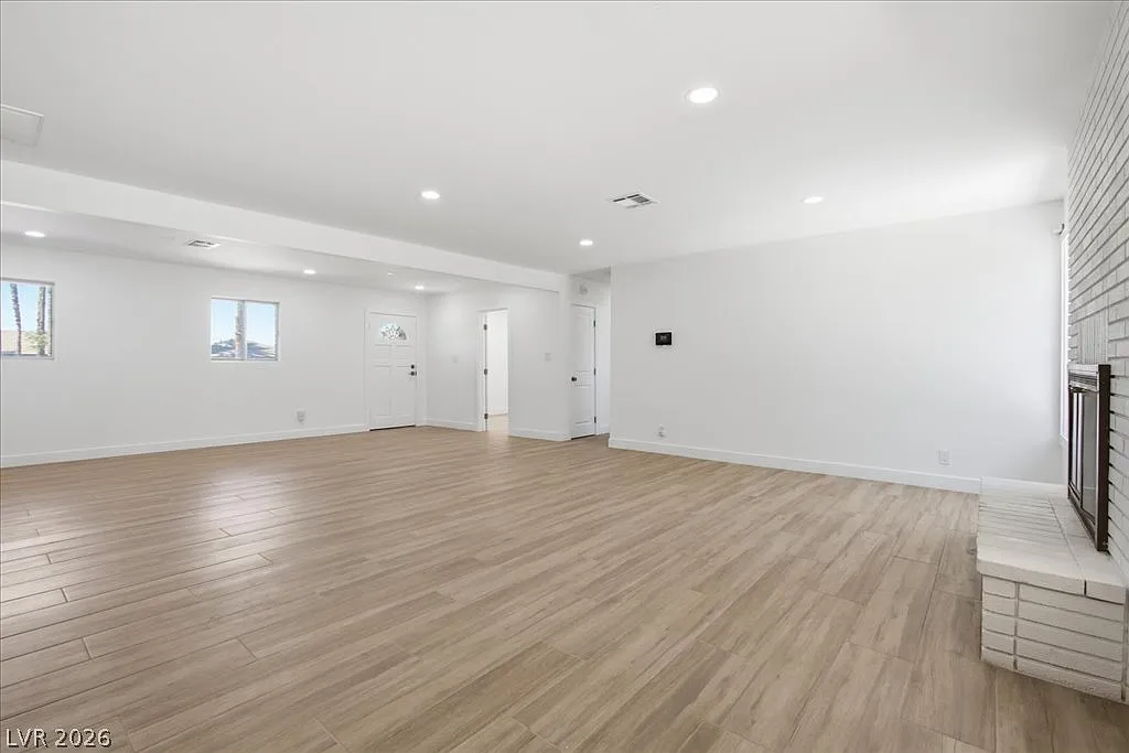 5 bed, 2.5 bath, 2196 sqft, $3,000 — Photo 2