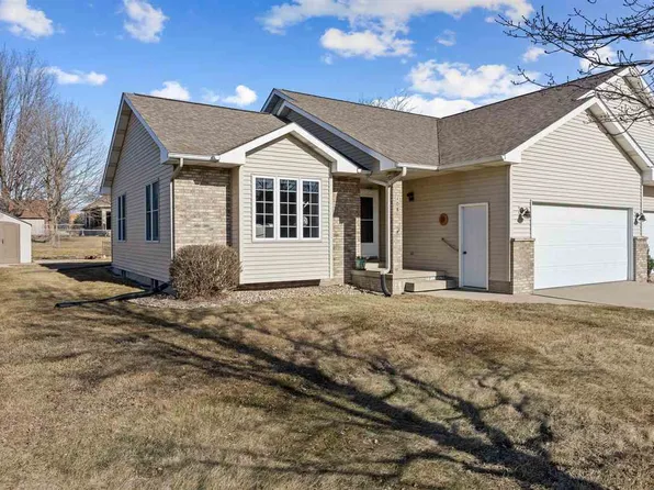 108 Country View Dr, Mechanicsville, IA 52306