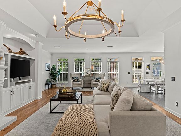 4th image of 214 Stonegate Dr