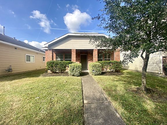 2nd image of 1621 Claremont Garden Cir