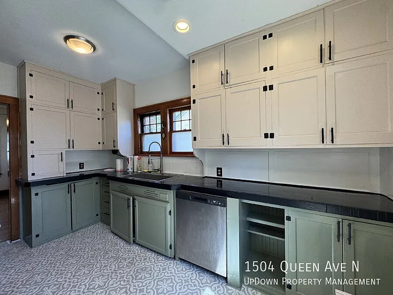 1504 Queen Ave N — Photo 11