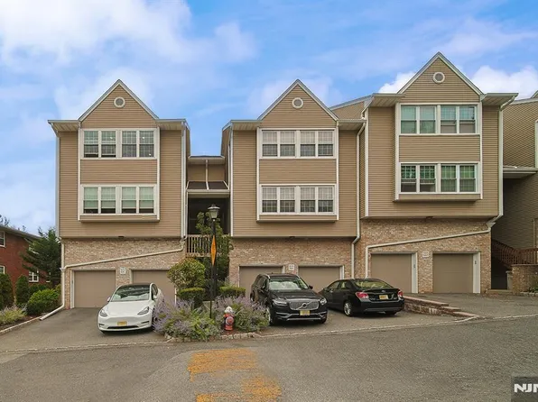 592 Windsor Dr, Palisades Park, NJ 07650