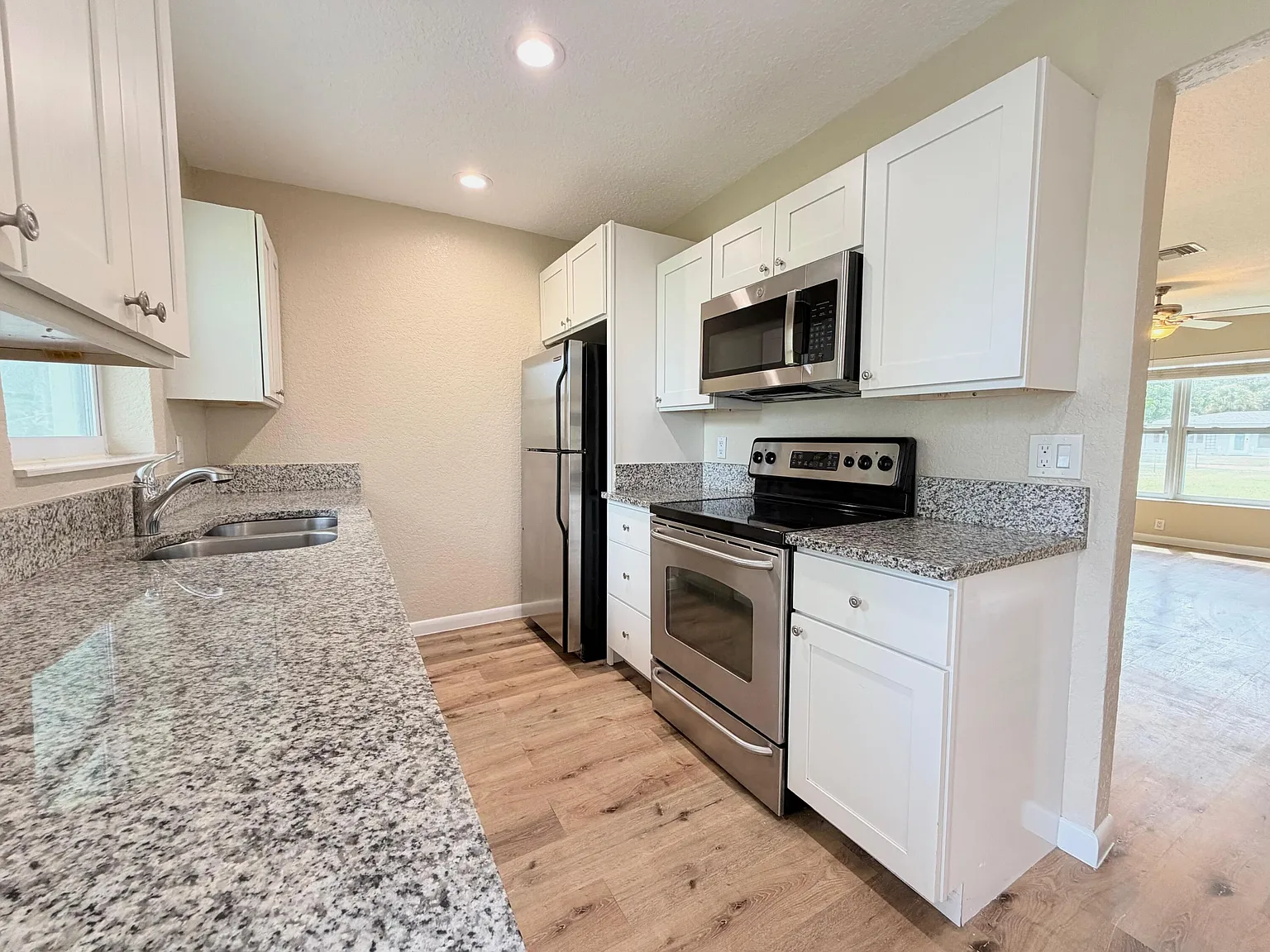 3 bed, 2.0 bath, 1150 sqft, $2,500 — Photo 2