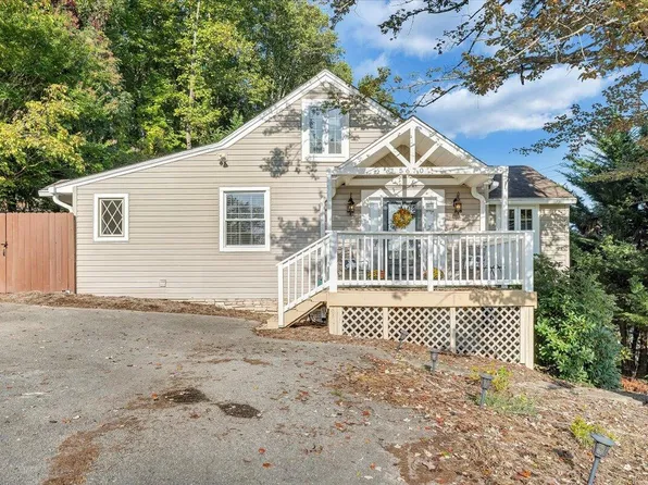 5670 Roselawn Rd, Roanoke, VA 24018