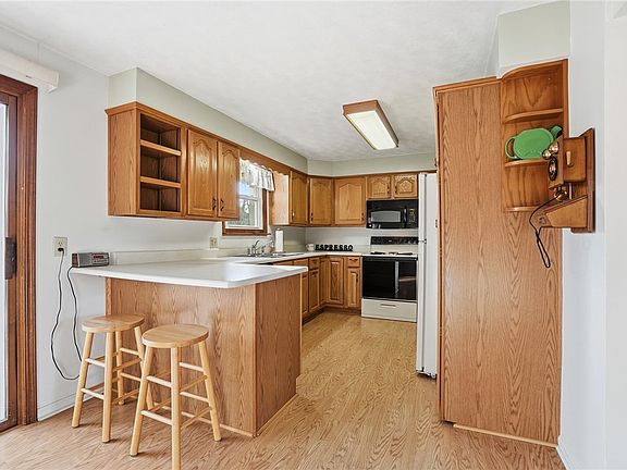 5th image of 122 Parkhurst Rd