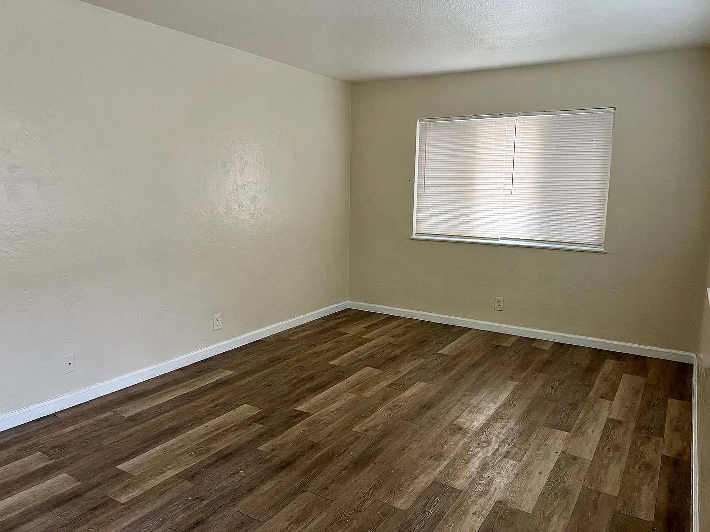 422 N Glenn Ave — Photo 2