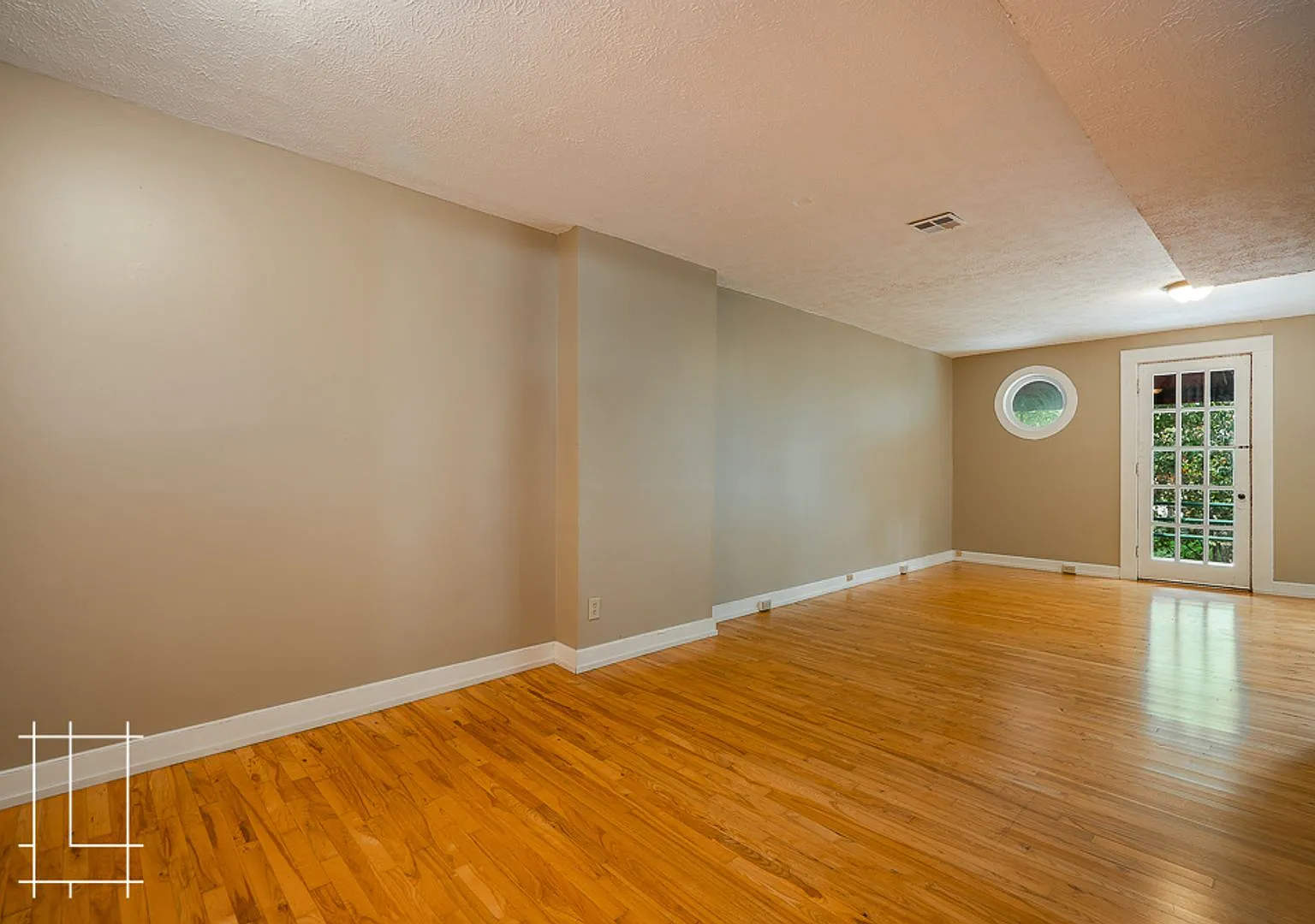 Neil House — Photo 1