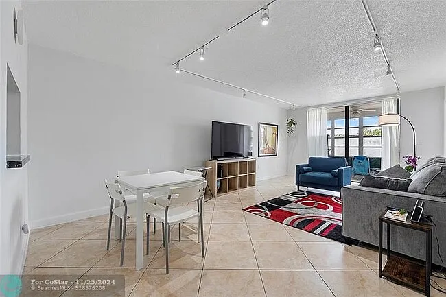 2800 Somerset Dr #201 — Photo 6