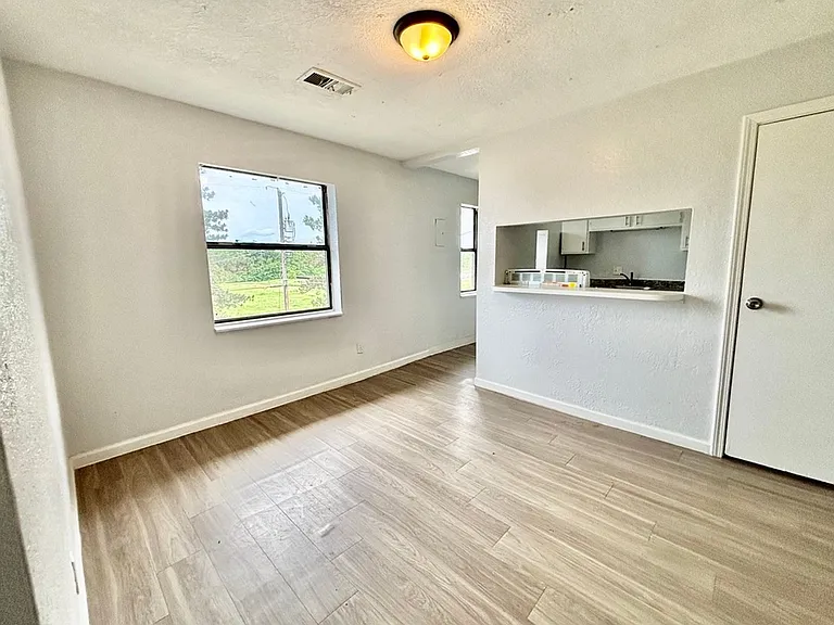 82 West — Photo 19