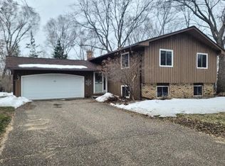 904 Colonial Dr, Hudson, WI 54016